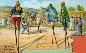 Korealaiset naiset puujakojen päällä hyppimässä esteitä, 1904 tekijältä European School