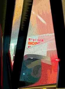 Rivera Motel kyltti autosta sateisena yönä (digitaalista taidetta) tekijältä Evan Sklar