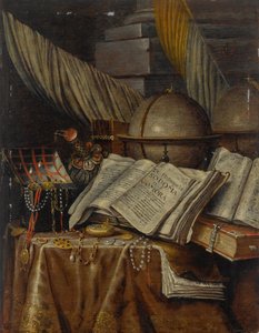 Vanitas-asetelma, jossa maapallo, kirjoja ja jalokivirasia lepäävät verhotulla pöydällä.