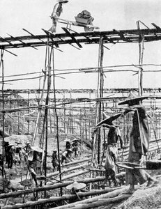 Primitiiviset menetelmät maailman rikkaimmalla tina-alueella, Taiping, Kiina, 1936. tekijältä Ewing Galloway