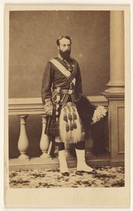 [Tunnistamaton parrakas mies kiltissä, seisoo] tekijältä F. W. Baker