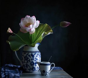 Seesteinen lootusasetelma tekijältä Fangping Zhou