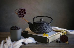 Zen-teekannu ja marjat tekijältä Fangping Zhou