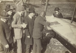 [Ryhmä Caproni Ca. 3:n (lentokone) siiven reunan ympärillä]