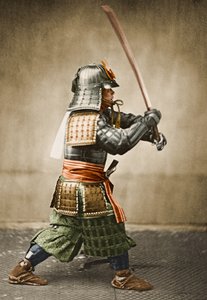 Samurai-soturi panssari ja nostettu miekka, n. 1860 (albumivalokuva)