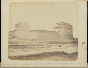 [Pekingin Antingin portti antautumisen jälkeen - 21. lokakuuta 1860 - Englantilaiset ja ranskalaiset joukot hallussa] tekijältä Felice Beato