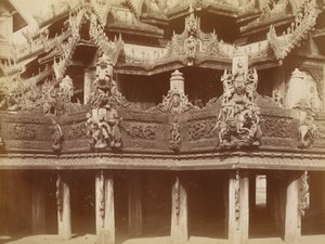 Kaiverrus parvekkeella, Kyaung at Myingyanissa tekijältä Felice Beato