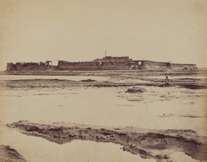 Pohjois-Takun linnoituksen ulkopuoli Peihojoella, jossa näkyy englantilainen ja ranskalainen sisäänkäynti, 21. elokuuta 1860. tekijältä Felice Beato