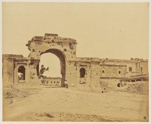 [Residenssiin johtava portti, yleisesti Bailee Guard Gate, jota pitää hallussaan everstiluutnantti R.H.M. Aitken, Bengalin 13. jalkaväkirykmentistä] tekijältä Felice Beato
