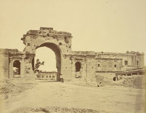 Residenssiin johtava portti, yleisesti Bailee Guard Gate, everstiluutnantti R.H.M. Aitken, 13. Bengalin alkuperäiskansasta tekijältä Felice Beato