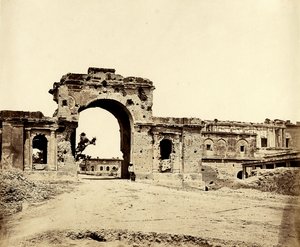 Residenssiin johtava portti, Lucknow, 1858 tekijältä Felice Beato
