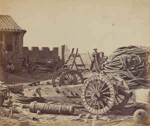 Pehtangin linnoituksen sisätilat, jossa näkyy lehti ja puinen ase, 1. elokuuta 1860, 1860. tekijältä Felice Beato