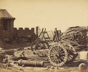 Pehtangin sisustus, joka näyttää lehden ja puupistoolin, 1. elokuuta 1860 tekijältä Felice Beato