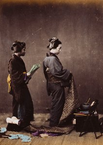 Japanilaisten naisten pukeutuminen, n. 1870-1880 tekijältä Felice Beato