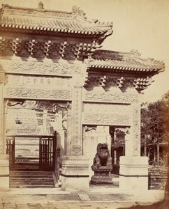 Osa Pekinin lähellä sijaitsevan Lama-temppelin sisäänkäyntiä, lokakuu 1860 tekijältä Felice Beato