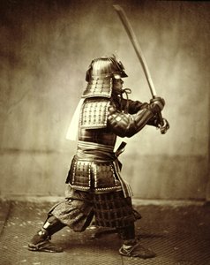 Samurai nostetulla miekalla, c1860 tekijältä Felice Beato