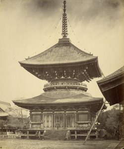 Yksikerroksinen pagodi, Hachiman-pyhäkkö, Kamakura tekijältä Felice Beato