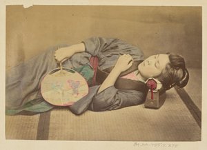 [Nukkuva japanilainen nainen pitelee tuuletinta] tekijältä Felice Beato