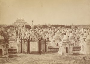 450 Pagoda Keskuspagodilta - Mandalay tekijältä Felice Beato
