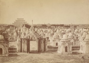 450 Pagoda Keskuspagodista - Mandalay tekijältä Felice Beato