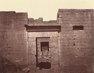 Medinet Habun suuren temppelin toinen portti. Theba tekijältä Félix Bonfils