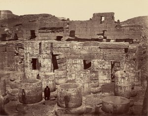 Medinet-Abun suuren temppelin kolmas piha, eli pylväspiha. Theba tekijältä Félix Bonfils