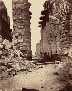 Hypostyylisalin keskikäytävä, kuvattu idästä (Karnak) – Theba