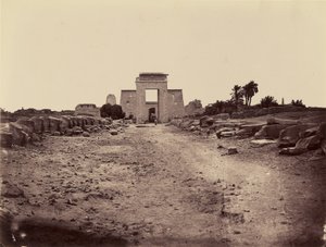Sfinksikuja ja ptolemaiolainen pyloni (Karnak), Theba tekijältä Félix Bonfils