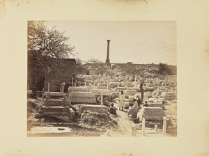Pompeiuksen pylväs ja hautausmaa tekijältä Félix Bonfils