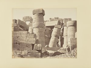 Karnak. Hypostyylihallin rauniot sisältä nähtynä, Egypti tekijältä Félix Bonfils