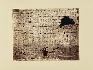 Medinet-Abou – Pieni reliefi [sic] oikealla suuren temppelin ovella tekijältä Félix Bonfils