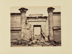 Medinet-Abou. Yleiskuva pienestä temppelistä, yksityiskohta ovesta (Egypti) tekijältä Félix Bonfils