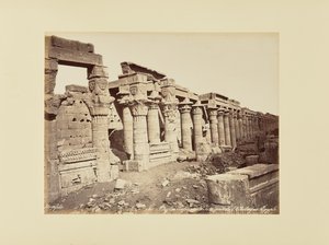 Philae. Isiksen pylväikkö obeliskilta nähtynä (Egypti) tekijältä Félix Bonfils