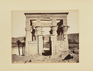Philae. Hypetraalityyppinen temppeli edestä nähtynä, Egypti tekijältä Félix Bonfils