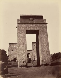 Propylon Ptolemaios ja pienen temppelin sisäänkäynti [Karnak, Theba]