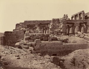 Temppelin 3. pylonin rauniot (kaakkoisosa) vasen puoli (Karnak) Theban kaupunki tekijältä Félix Bonfils