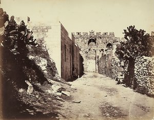 Näkymä osasta kaupunginmuuria ja Pyhän Annan taloa Jerusalemissa tekijältä Félix Bonfils