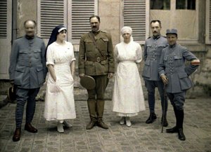 Ranskalaiset sotilaslääkärit ja sairaanhoitajat Saint-Paul-sairaalan edessä, Soissons, Aisne, Ranska, 1917 (autokromi) tekijältä Fernand Cuville