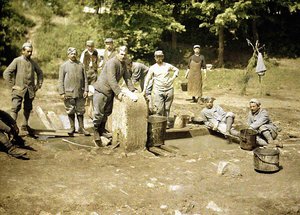 Ryhmä ranskalaisia sotilaita pesemässä pyykkiä kaivossa, Soissons, Aisne, 1917 (autokromi) tekijältä Fernand Cuville
