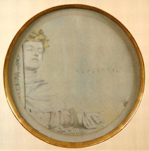 Dreamer, n. 1900 (lyijykynä ja värillinen liitu harmaalla paperilla) tekijältä Fernand Khnopff