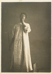 Nainen paidassa, käsi suun edessä tekijältä Fernand Khnopff