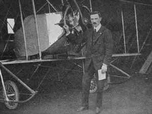 Yksi parhaista ohjaajista: Lewis WF Turner seisomassa Caudron-harjoittelukaksolentokoneen vieressä, 1913 1934