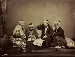 Albumi Damas et Baalbek: Ryhmä syyrialaisia istumassa pöydän ympärillä tekijältä Félix Bonfils