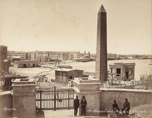Aleksandria, Egypti: Kleopatran obeliski, jossa neljä miestä poseeraa valokuvassa tekijältä Félix Bonfils