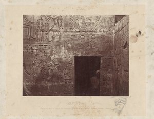 Mies avautumassa Ramses III:n temppelissä Egyptissä Veistokset Ramses III:n temppelissä, 2. sisäpihan takana, oikealla (Karnak) - Thebes (otsikko esineessä) Egypti (sarjan nimi esineellä) tekijältä Félix Bonfils