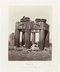 Mies, jonka on esittänyt qubba van Douris, nabij Baalbek Syyria. Douriksen kupoli, Bekàan tasangolla - Balbek (otsikko esineessä) Muinainen arkkitehtuuri: Egypti, Kreikka, Vähä-Aasia: Valokuva-albumi (sarjan nimi) tekijältä Félix Bonfils