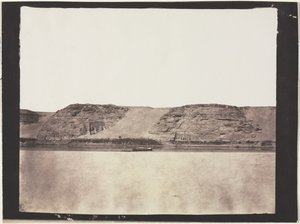 Yleisnäkymä kallioon kaiverretuista monumenteista Valokuvaajien Dahabiehin kanssa. Abu Simbel, 1851-1852. tekijältä Félix Teynard