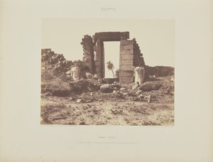 Karnak (Theba). Ensimmäinen pylväs - Portin ja kolossin rauniot, pisteestä E nähtynä. tekijältä Félix Teynard