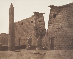 Luxor Thebes, aikaisempi rakentaminen - Colossi Pylon ja obeliski, 1851-52. tekijältä Félix Teynard