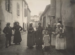 [Aikuisten ja lasten ryhmä Village Streetillä Auvergnessa], n. 1910. tekijältä Félix Thiollier